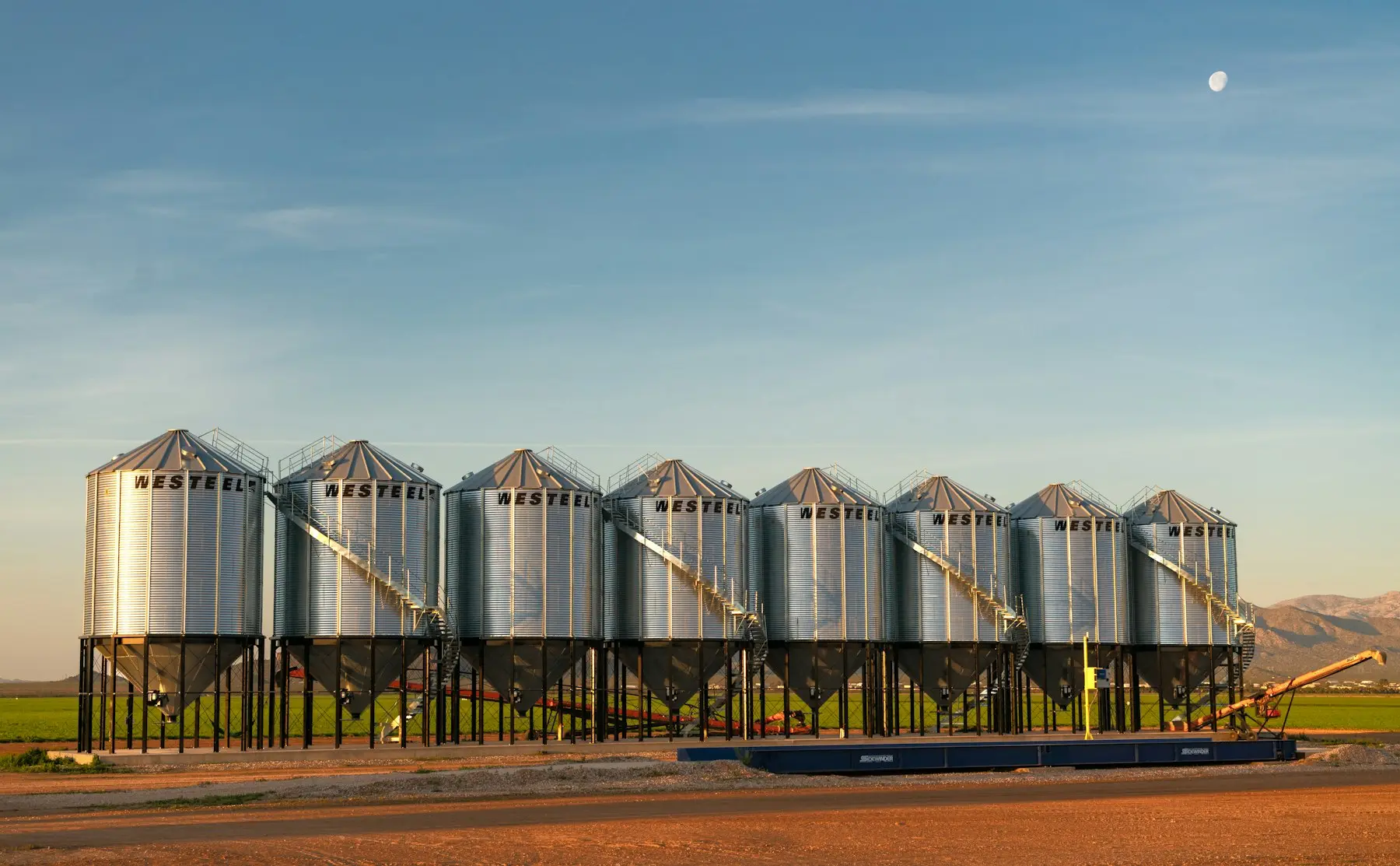 Fileira de silos metálicos de armazenagem